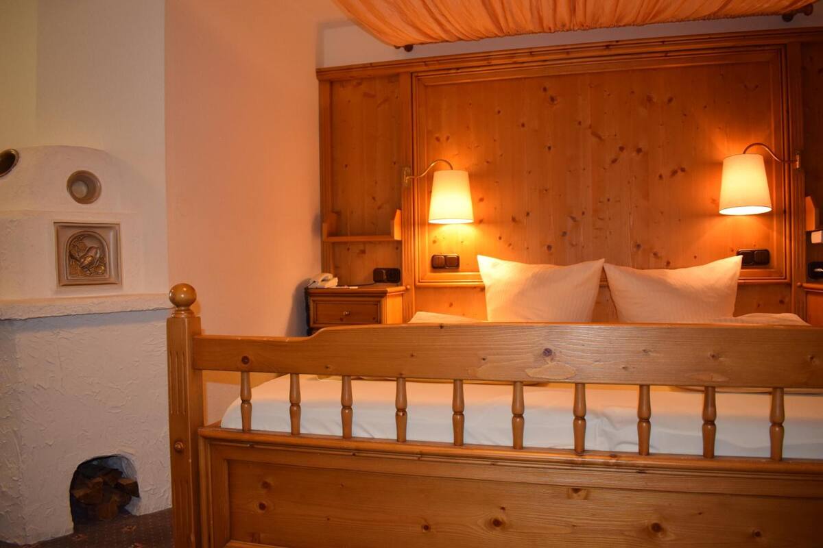 hypo-allergenic bedding, in-room safe, desk, free wifi