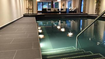 Piscine couverte, chaises longues