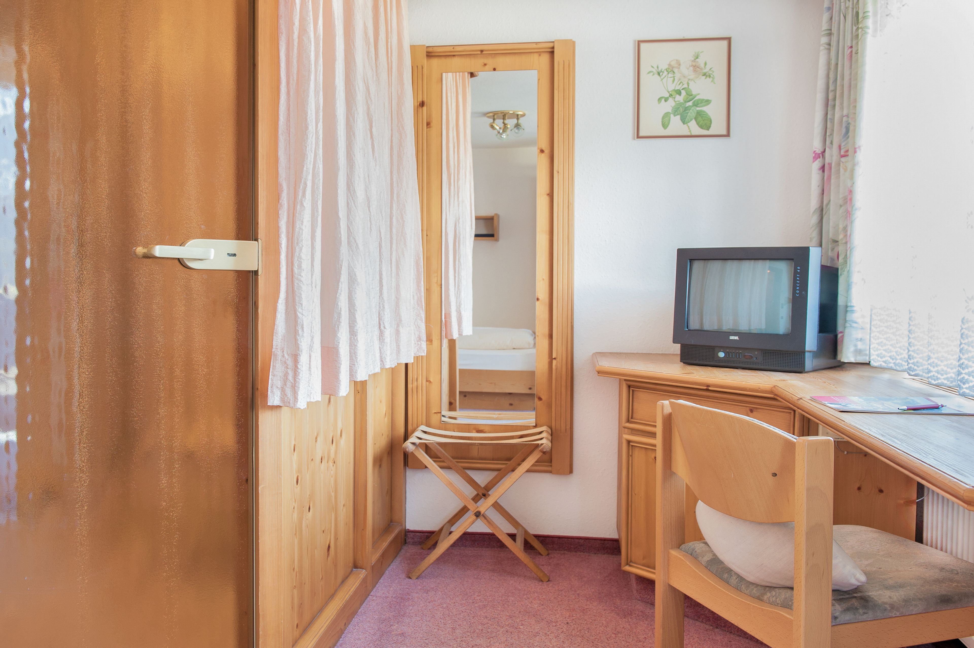 comfort single room | hypo-allergenic bedding, in-room safe, desk, free wifi