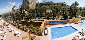 Piscina externa, guarda-sóis, espreguiçadeiras