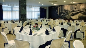 A banquet hall with round tables set for dining, white tablecloths, and blue chair covers. - Hotel Elegance Palmeras Playa (Puerto de la Cruz)
