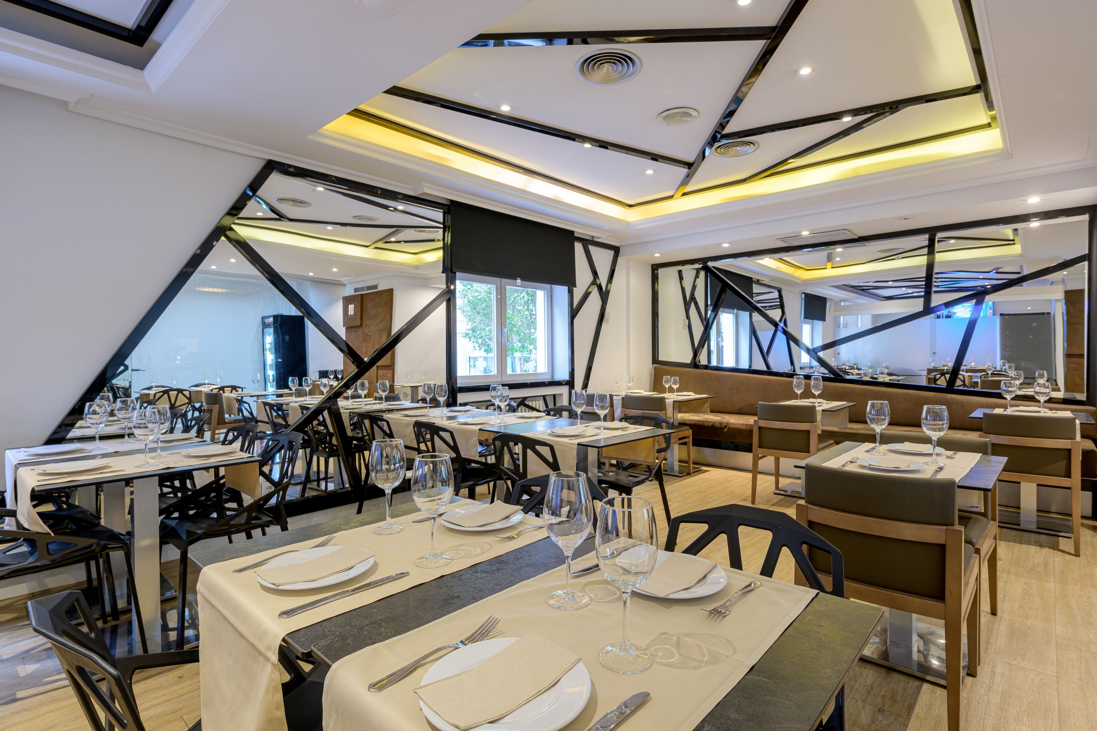 朝食、ランチ、ディナーに営業 (地中海料理)