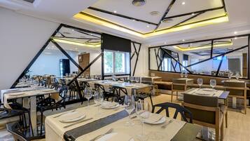 Se sirven desayunos, almuerzos, cenas y cocina mediterránea