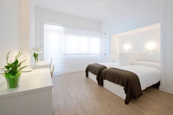 Superior tweepersoonskamer, balkon | Luxe beddengoed, donsdekens, individueel gemeubileerd, een bureau