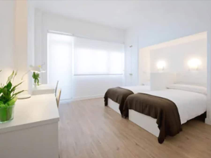 Habitación doble superior, balcón | Ropa de cama de alta calidad, edredón, muebles diferentes y escritorio