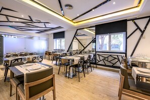 Breakfast, lunch and dinner served - NeoMagna Madrid (Madrid)