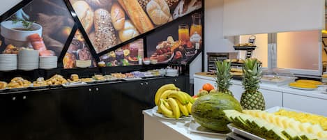 Petit déjeuner buffet (14.50 EUR par personne)