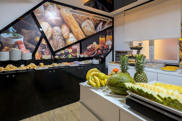 Frukostbuffé varje dag (EUR 14.50 per person)