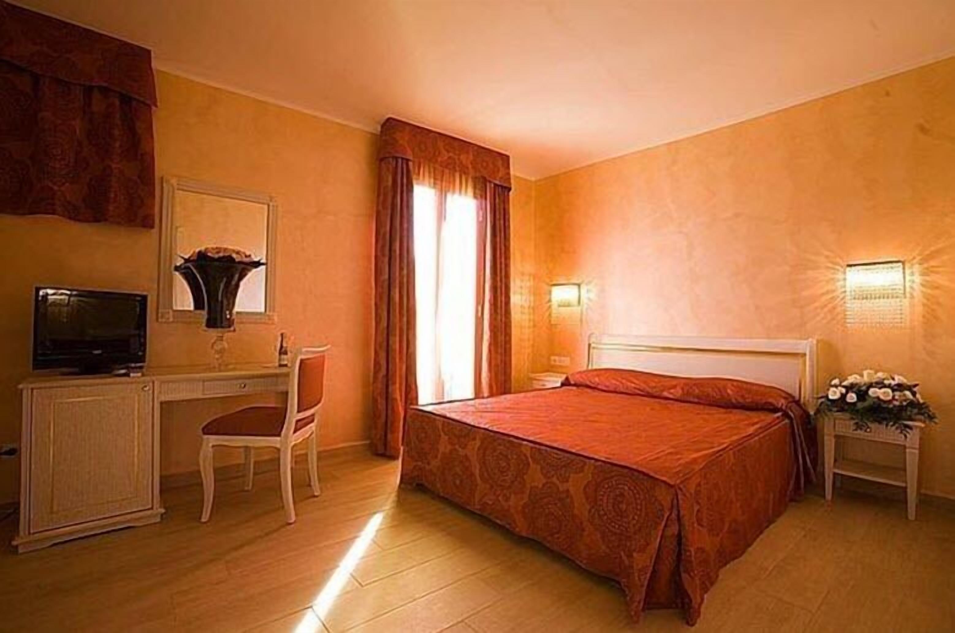 Desk, blackout curtains, cots/infant beds, free WiFi