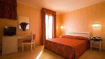 Bàn, màn/rèm cản sáng, nôi/giường cho trẻ sơ sinh (phụ phí)