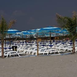 Una spiaggia nelle vicinanze, lettini da mare, ombrelloni