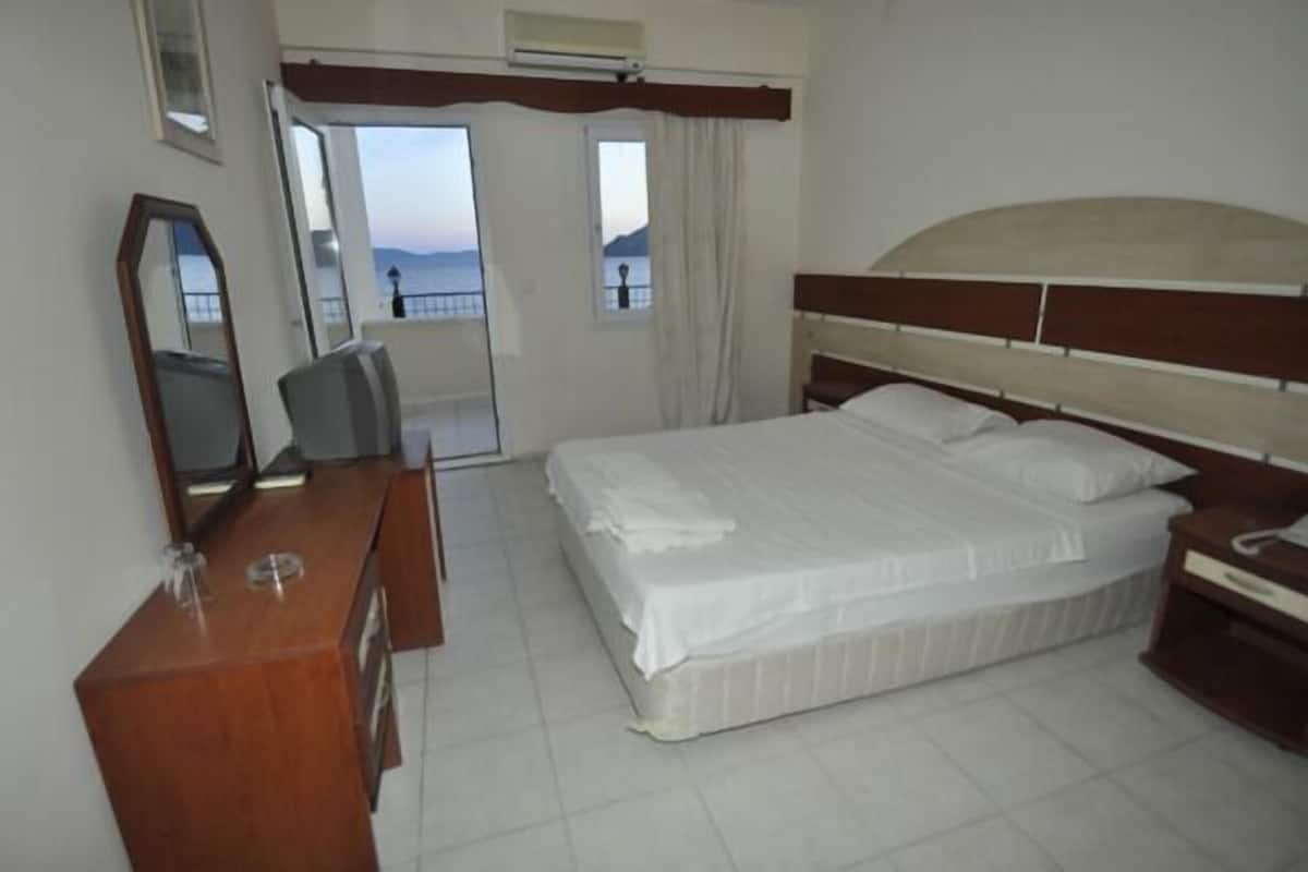 Standard Room, Sea View | In-room safe, free cribs/infant beds