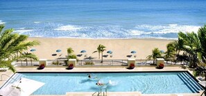 Outdoor pool - Private Residences at the Atlantic Resort and Spa (Fort Lauderdale)