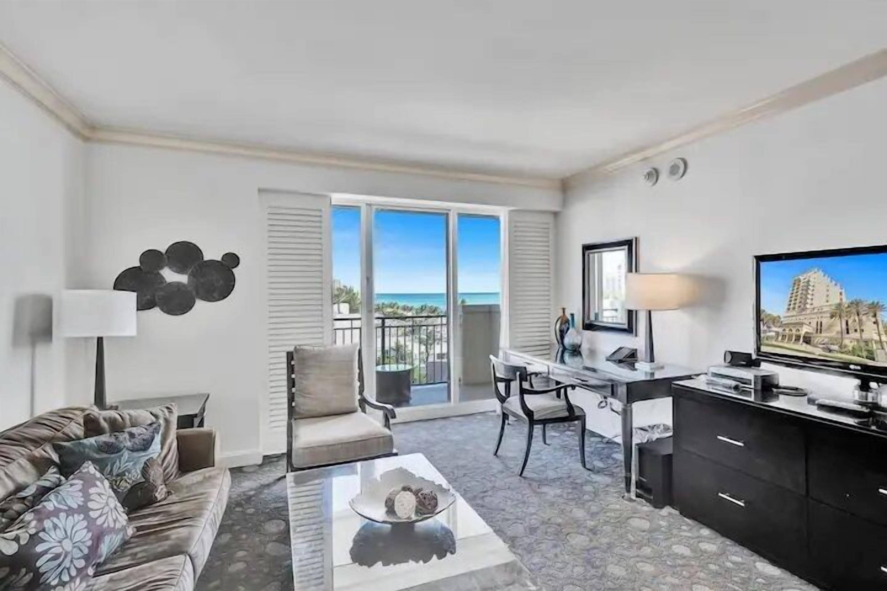 奢華開放式客房, 1 張特大雙人床, 小廚, 海景 | 客廳 | 44 吋平面電視連有線電視頻道、電視、Netflix