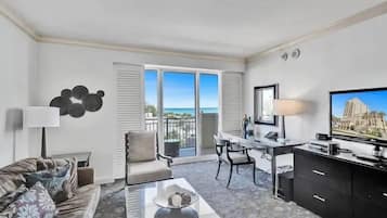 Luksusstudio, 1 kingsize-seng, tekjøkken, havutsikt | Oppholdsområde | En 44-tommers Flatskjerm-TV med kabel-kanaler samt TV og Netflix