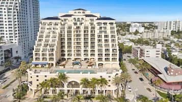 Vista frontal de la propiedad