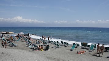 Playa privada en los alrededores, camastros y sombrillas 