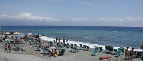 Playa privada en los alrededores, camastros y sombrillas 