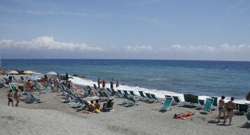 Playa privada cerca, tumbonas y sombrillas