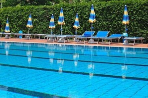 Seasonal outdoor pool, pool umbrellas, pool loungers - Aurora Residence & Resort (Albenga)