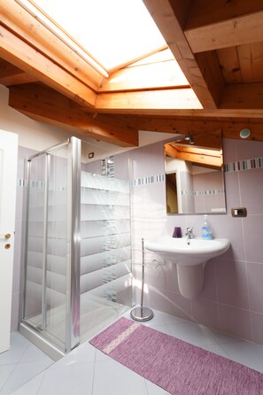 Standard Triple Room (Camera Tripla) | Bathroom | Shower, hair dryer, bidet, towels - Il Gelsomino (Ferno)
