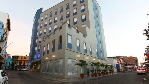 A multi-story hotel with a modern design, featuring balconies and large windows. - One Villahermosa Centro (Villahermosa)