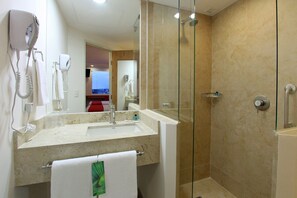 Superior Room, 1 Queen Bed | In-room safe, desk, laptop workspace, blackout drapes - One Villahermosa Centro (Villahermosa)