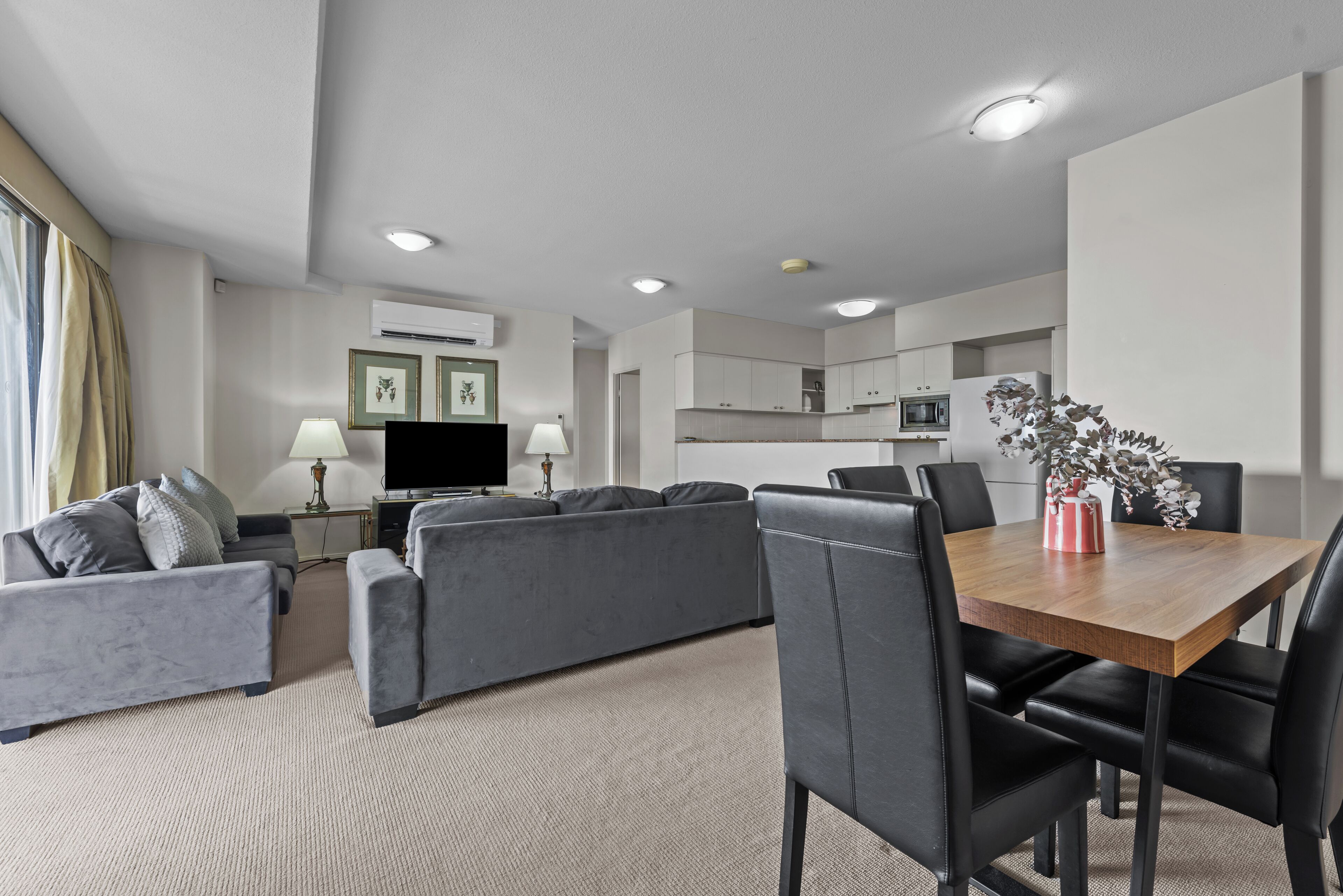 Three Bedroom Apartment | 起居区 | 32-英寸电视 （配备有线频道）、DVD 播放器