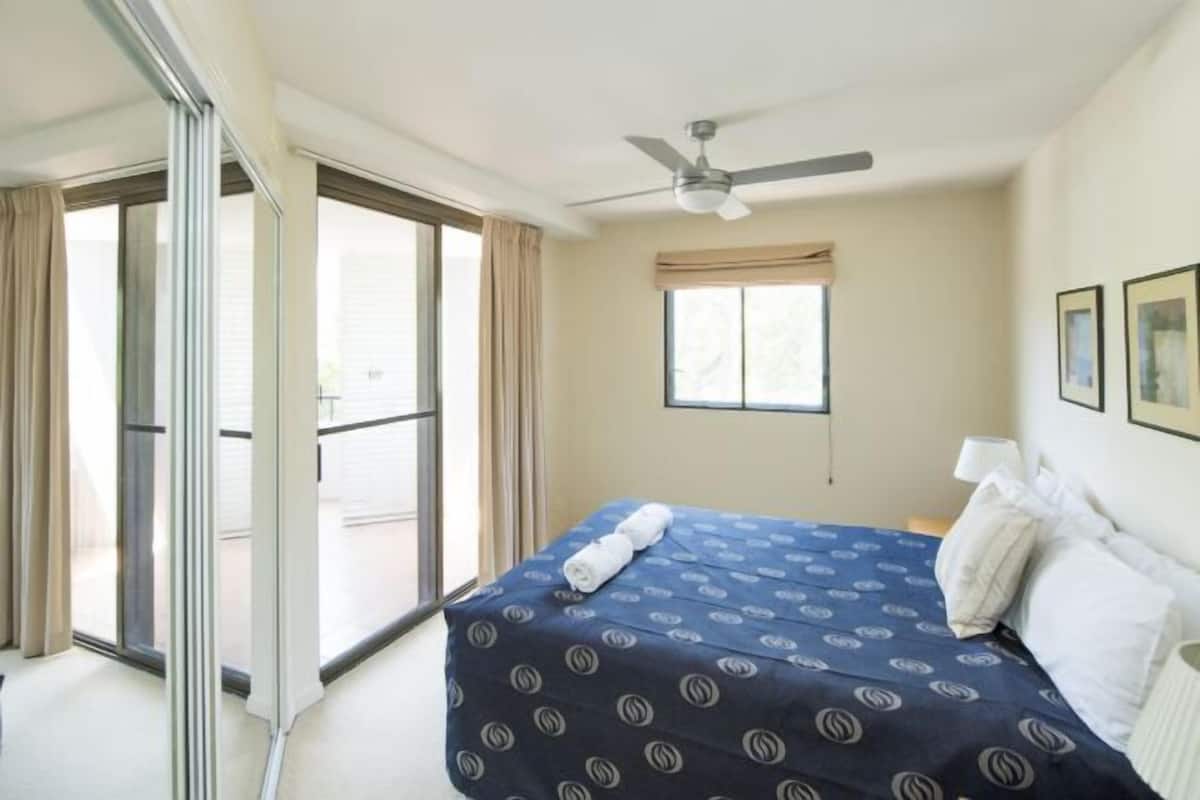 Desk, soundproofing, iron/ironing board, WiFi (free)