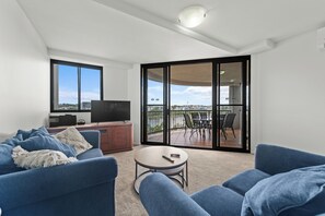 32-inch TV with cable channels, DVD player - The Oasis Apartments (Auchenflower)