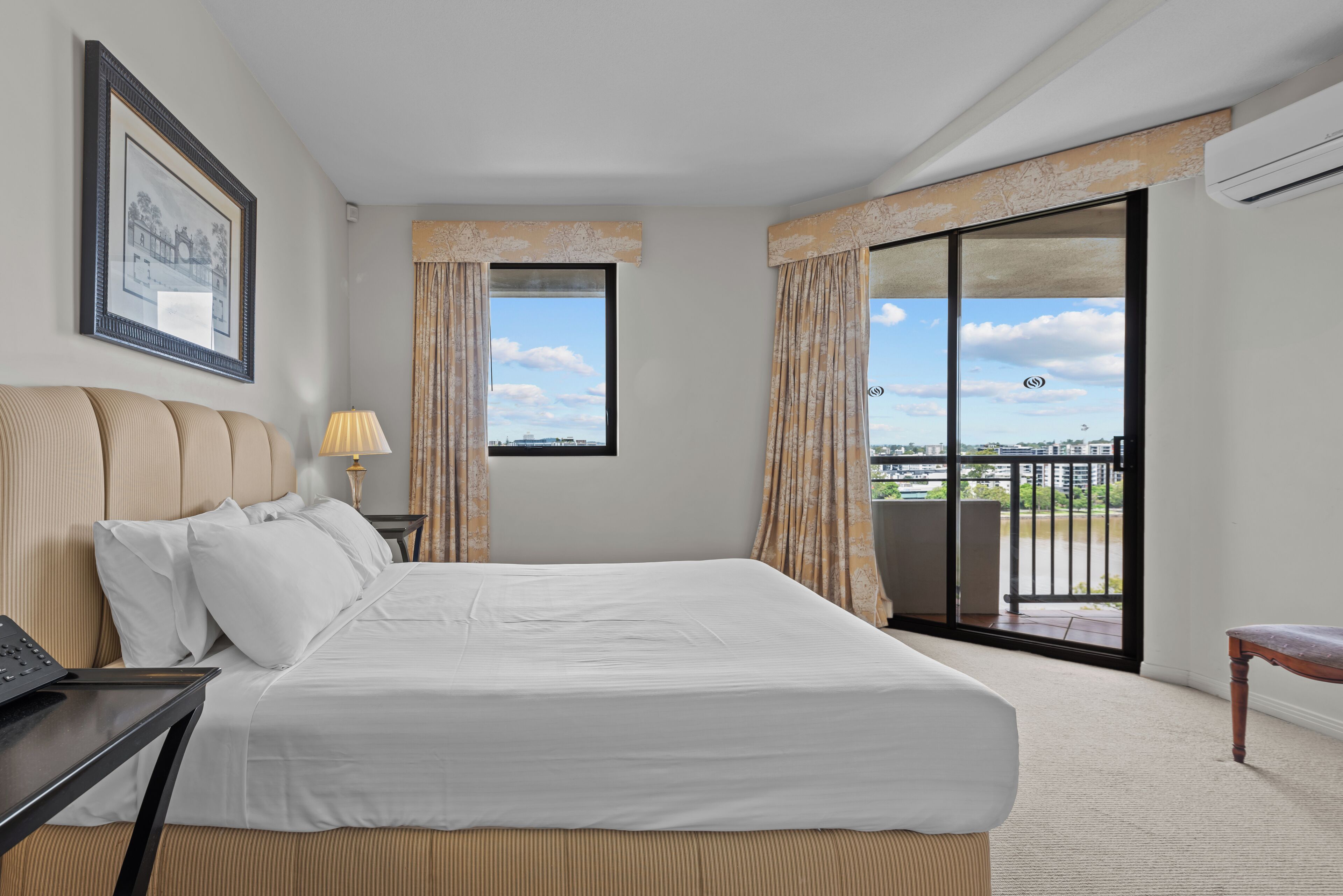 Three Bedroom Apartment | 特色装修、特色家居、办公桌、隔音