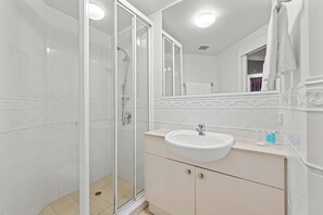 Vòi sen/bồn tắm kết hợp, đồ dùng nhà tắm miễn phí, máy sấy tóc 