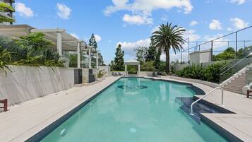 Utendørsbasseng og solsenger