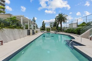 Outdoor pool, pool loungers - The Oasis Apartments (Auchenflower)