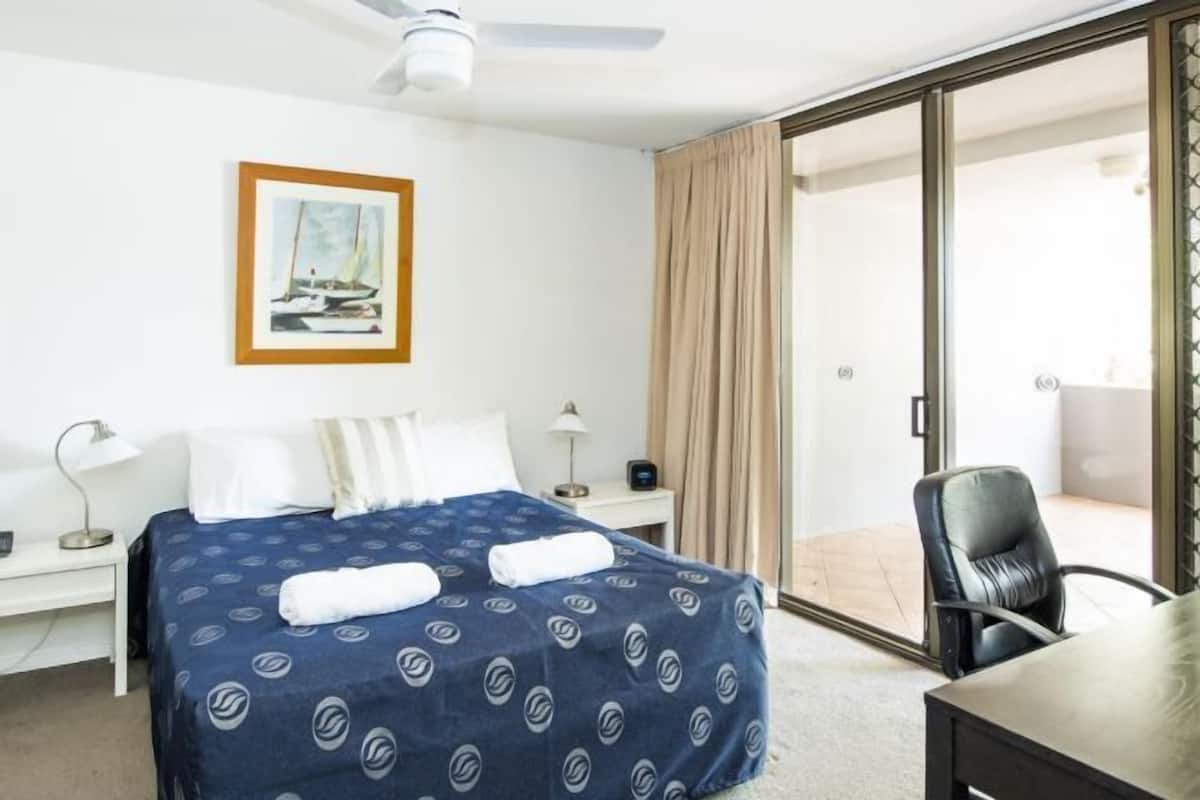 Desk, soundproofing, iron/ironing board, WiFi (free)