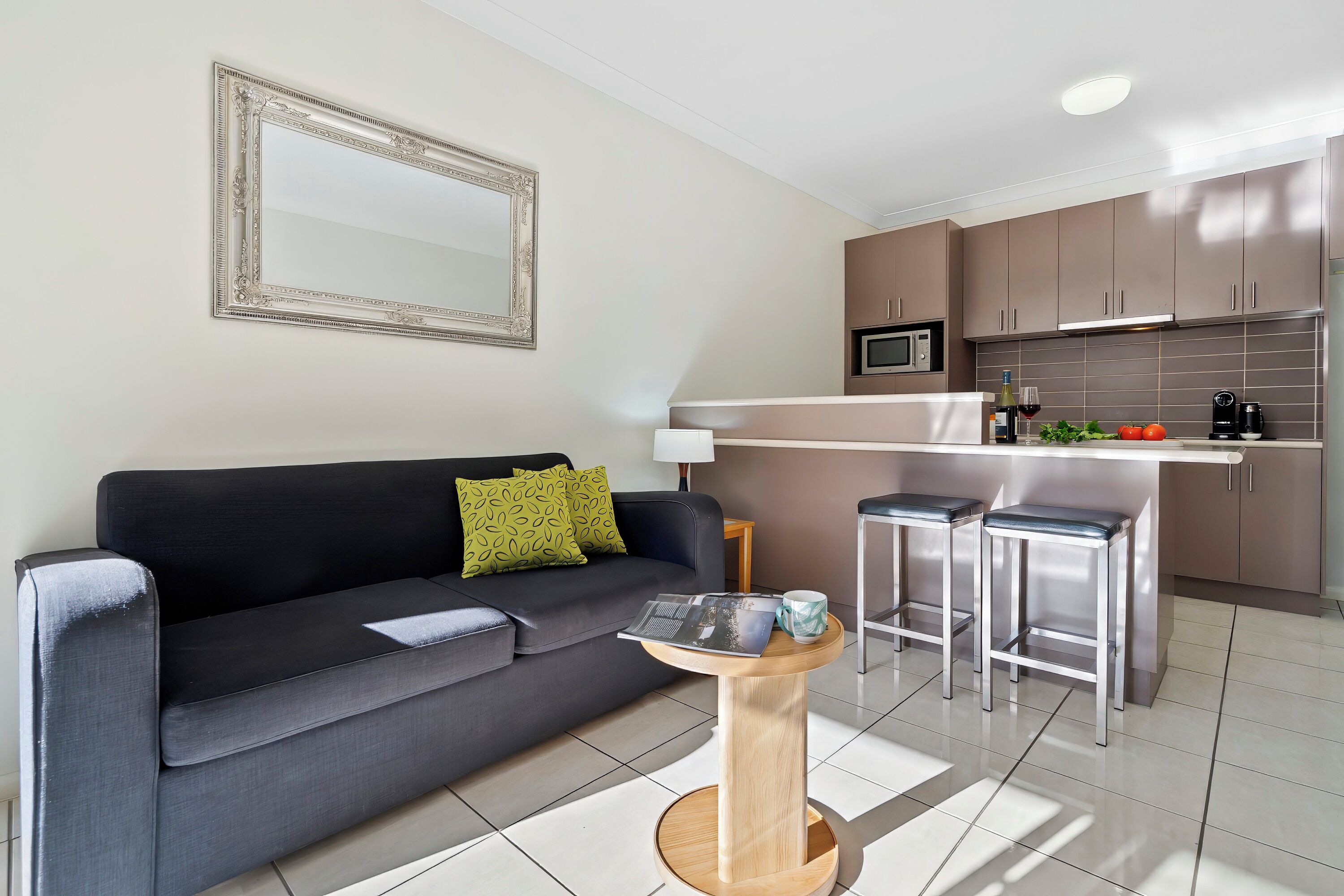 Executive appartement, 1 slaapkamer | Woonruimte | Een 42-inch televisie met satellietzenders, Netflix en streamingdiensten