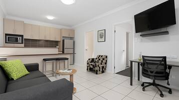 Deluxe-Apartment, 1 Schlafzimmer | Wohnbereich | 42-Zoll-Fernseher mit Satellitenempfang, Netflix, Streaming-Dienste