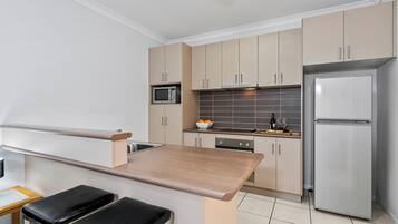 Full-size fridge, microwave, oven, stovetop