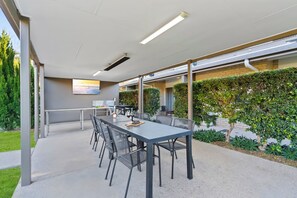 BBQ/picnic area - Emerald Inn by Travellers (Emerald)