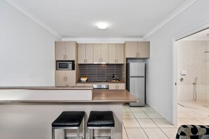 1 bedroom, premium bedding, pillow-top beds, iron/ironing board - Emerald Inn by Travellers (Emerald)