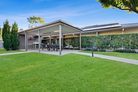 BBQ/picnic Area. Emerald Inn by Travellers