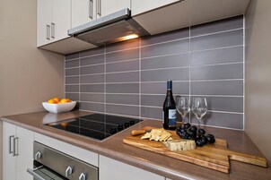 Apartamento executivo, 1 quarto | Cozinha privada | Geladeira grande, micro-ondas, fogão, cooktop