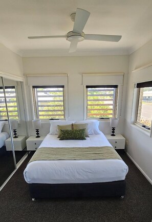 1 bedroom, iron/ironing board, free WiFi, bed sheets - Emerald Inn by Travellers (Emerald)