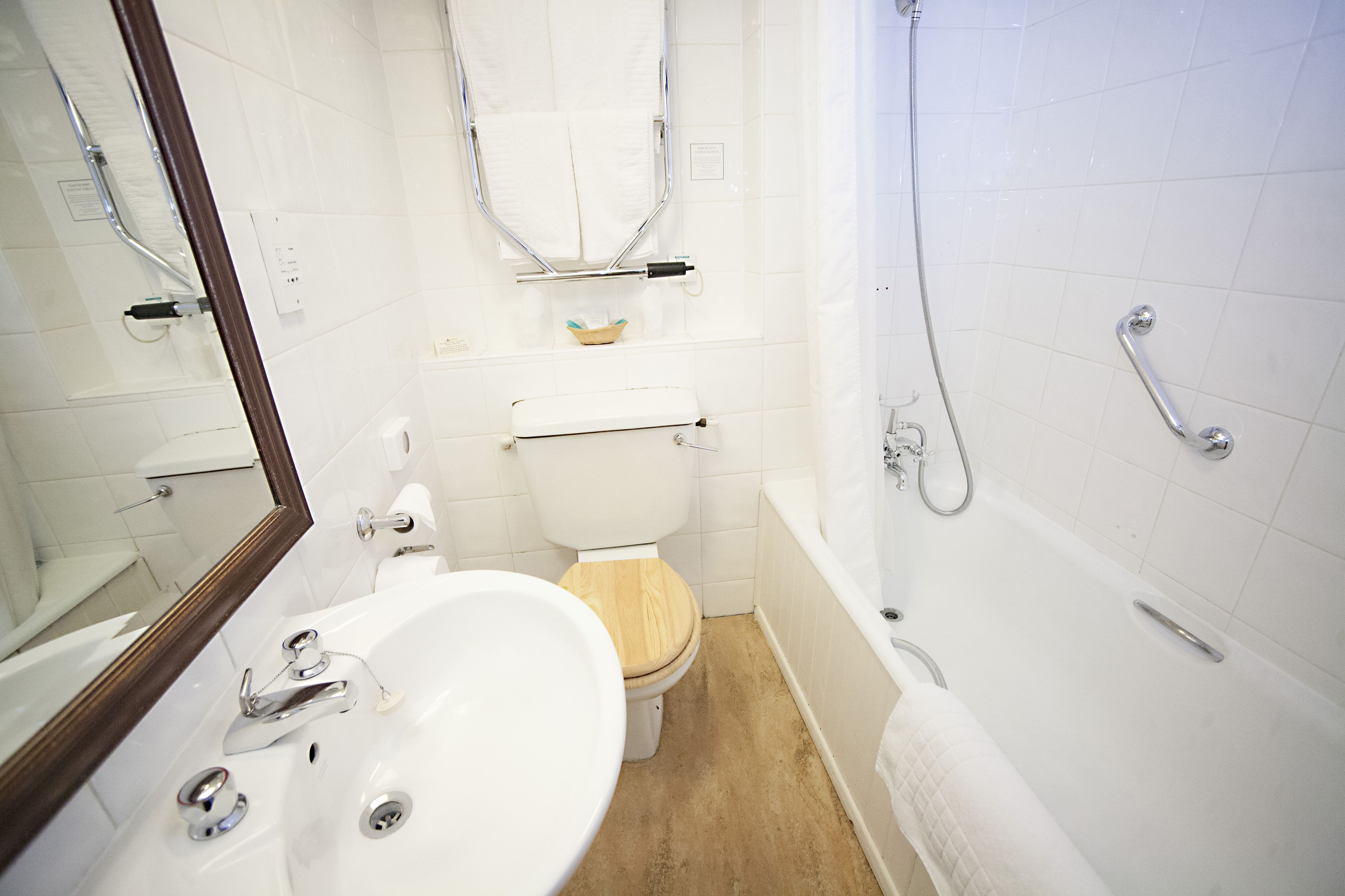 Superior Double Room | Bathroom | Combined shower/bathtub, free toiletries, hair dryer, towels