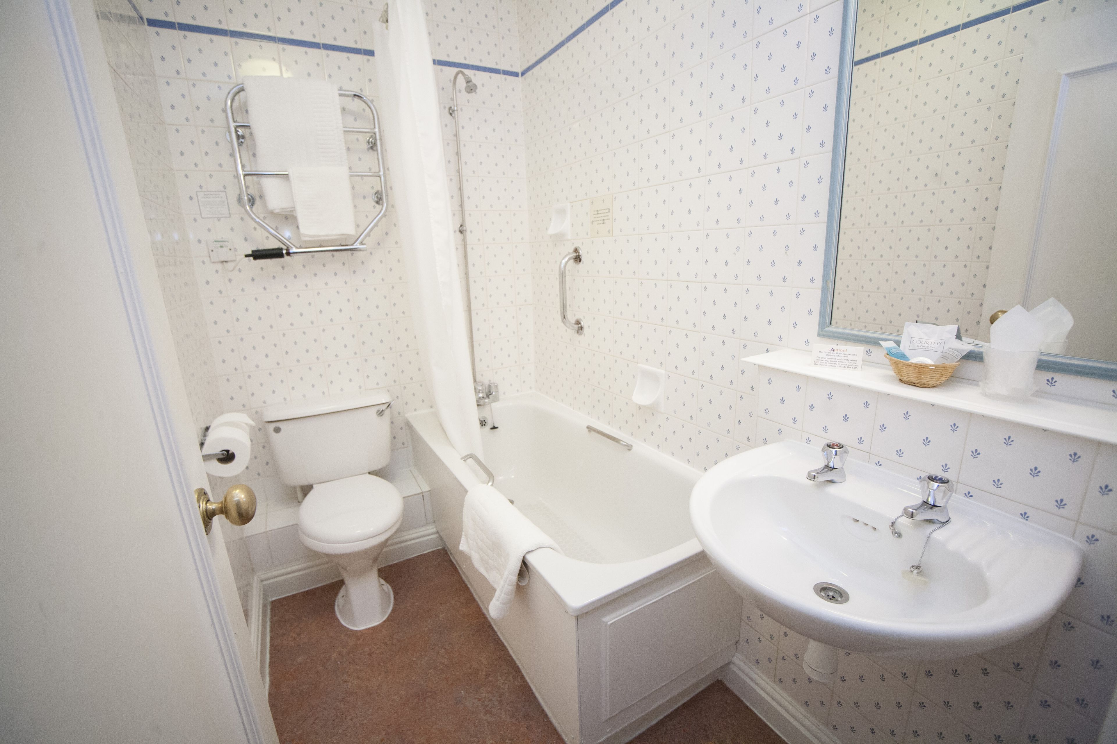 Ein Badezimmer mit Toilette, Badewanne und Waschbecken.