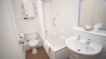 Ein Badezimmer mit Toilette, Badewanne und Waschbecken.