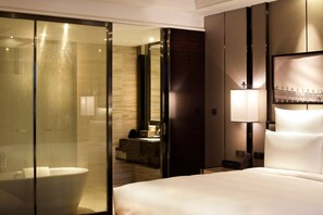 Een bad/douchecombinatie, gratis toiletartikelen, een haardroger