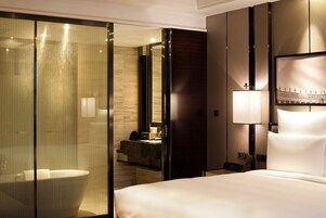 Combined shower/tub, free toiletries, hair dryer