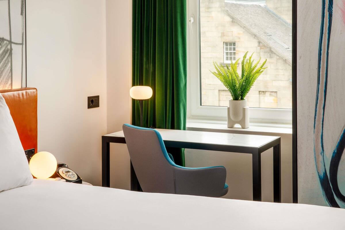 Room, 1 Double Bed (The Queen) | In-room safe, desk, soundproofing, iron/ironing board