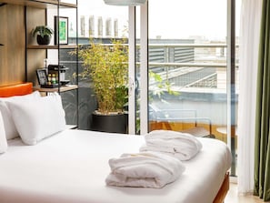 In-room safe, desk, soundproofing, iron/ironing board - ibis Styles Edinburgh Centre St Andrew Square (Edinburgh)